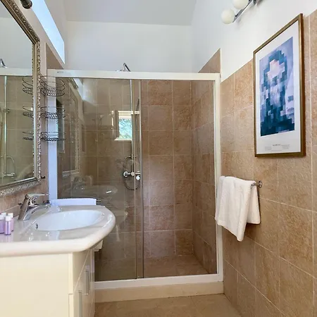 Room's Guest house *